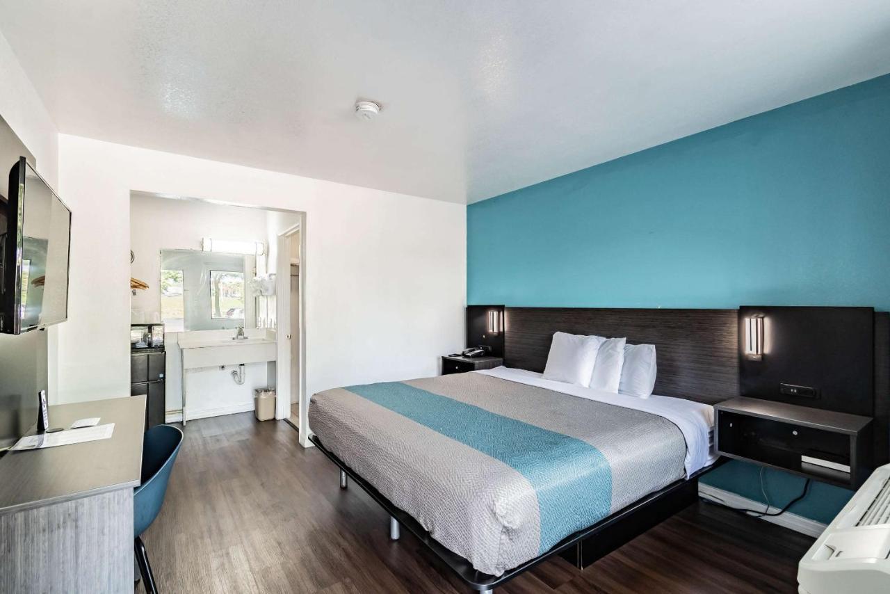 6 Tampa Near Fairgrounds - Casino Hotel 3*