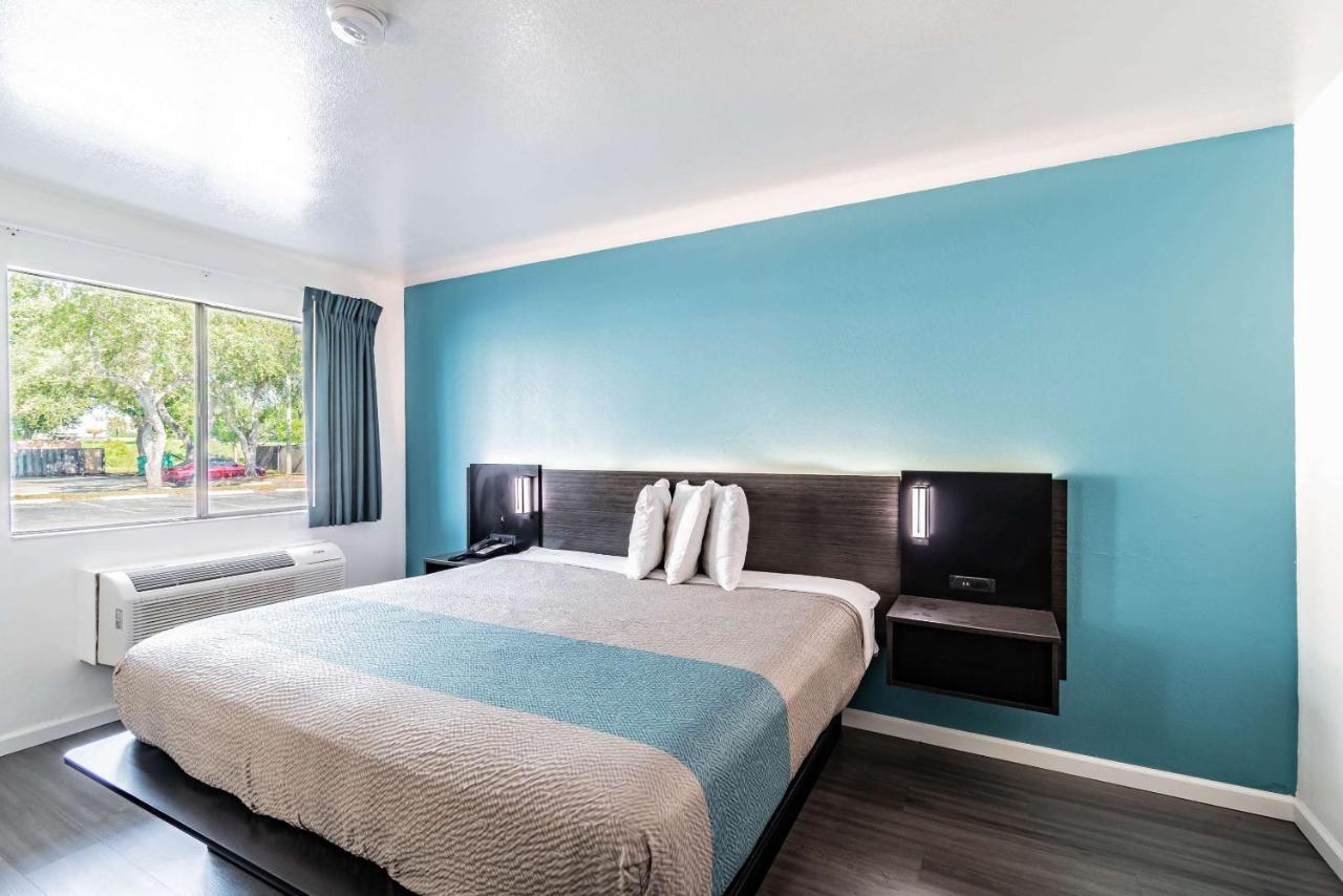 6 Tampa Near Fairgrounds - Casino 3*