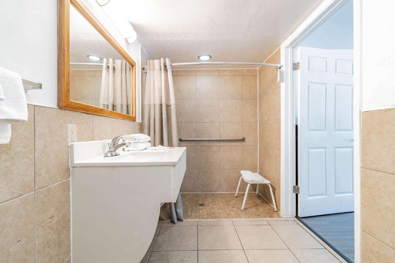 6 Tampa Near Fairgrounds - Casino Hotel 3*